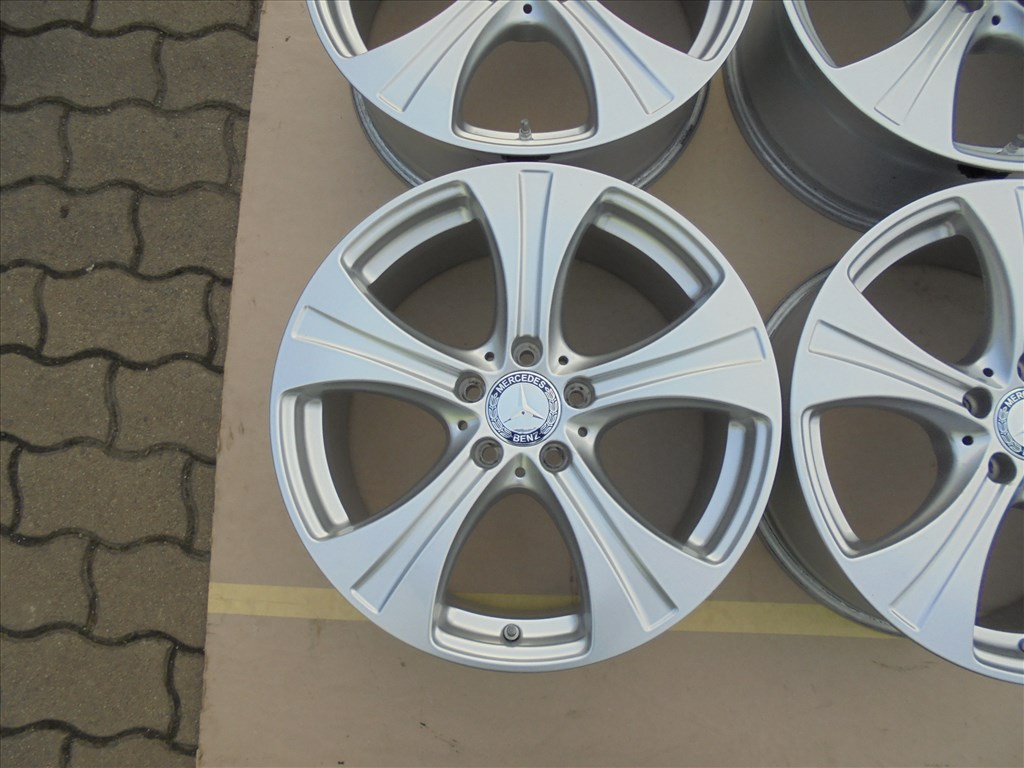  Újszerű Gyári 18-as szenzoros Mercedes alufelni eladó 3. kép