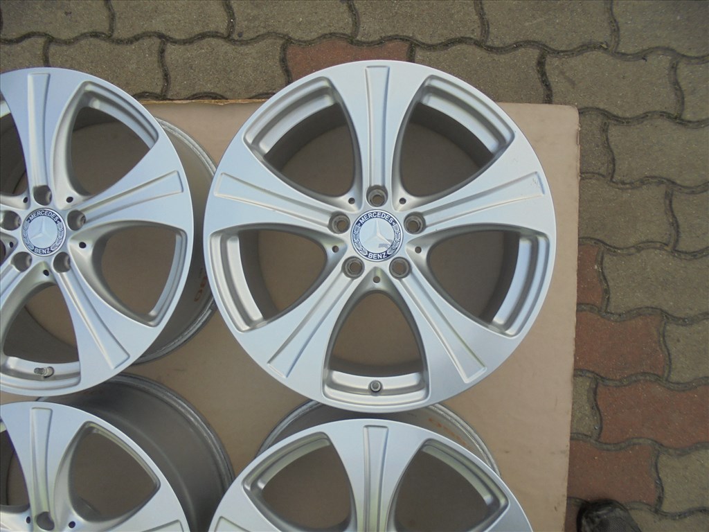  Újszerű Gyári 18-as szenzoros Mercedes alufelni eladó 4. kép