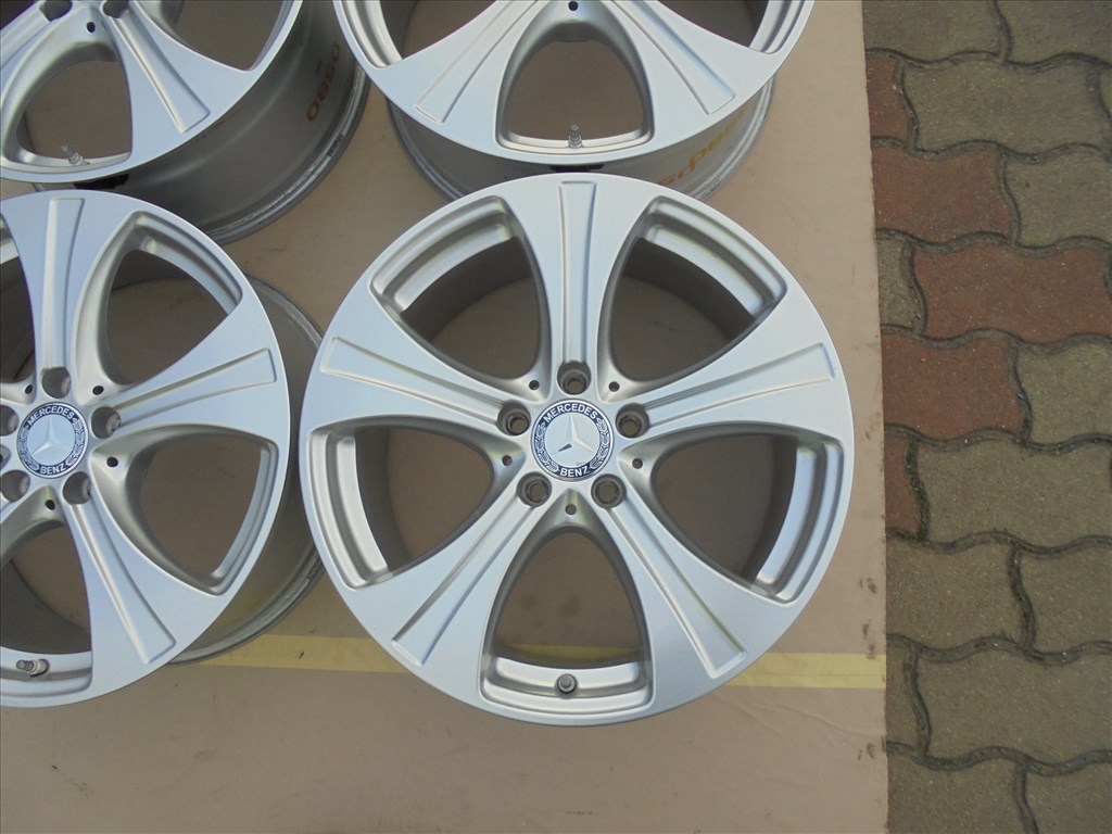  Újszerű Gyári 18-as szenzoros Mercedes alufelni eladó 5. kép