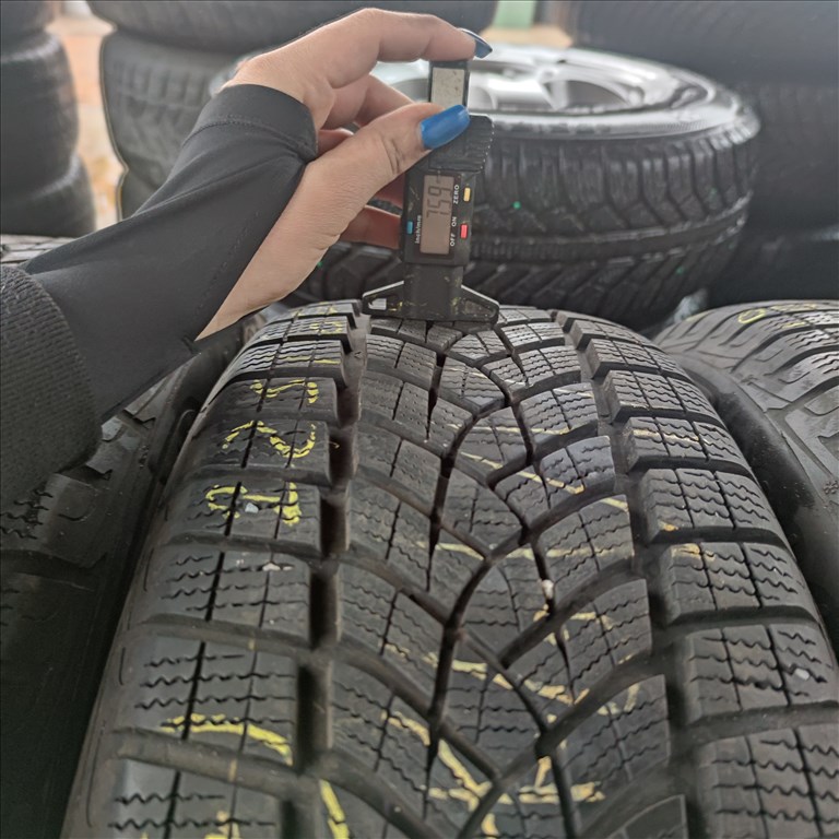  225/60 R18 Goodyear téli gumi 99000ft a 4db/44/ 2. kép
