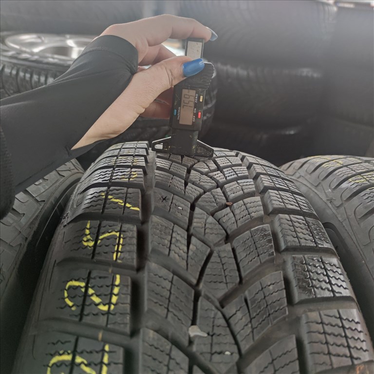 225/60 R18 Goodyear téli gumi 99000ft a 4db/44/ 3. kép