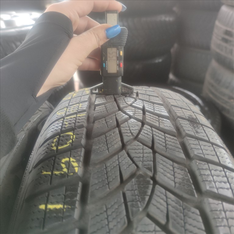  225/60 R18 Goodyear téli gumi 99000ft a 4db/44/ 4. kép