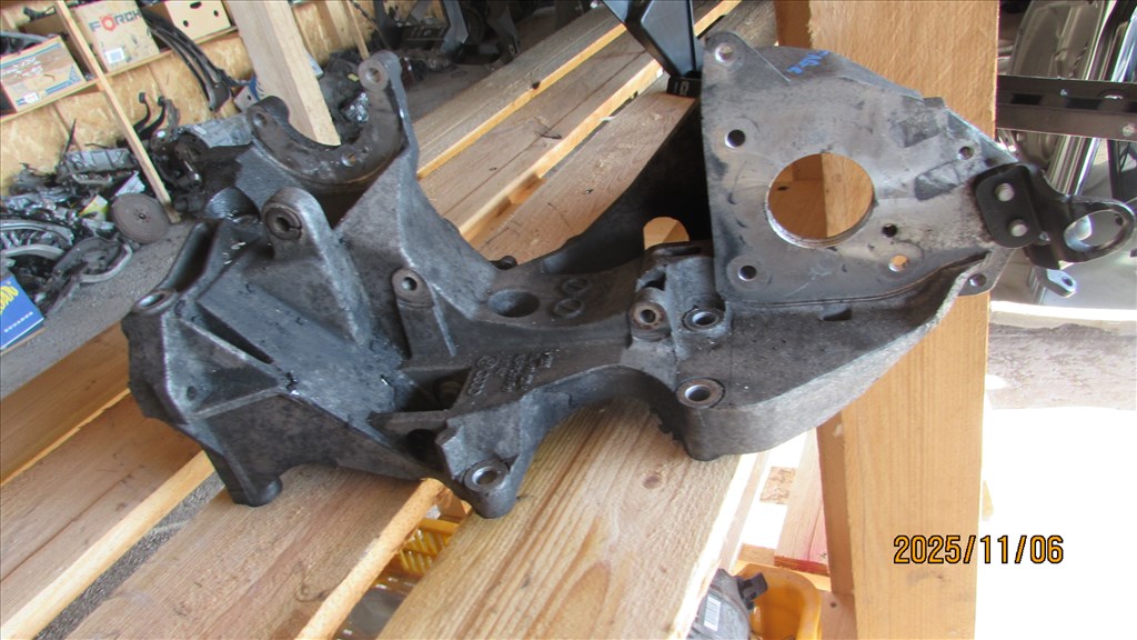 Audi A4 (B8 - 8K) 2.0 TDI quattro klímakompresszor generátor tartó  03l903143h 2. kép