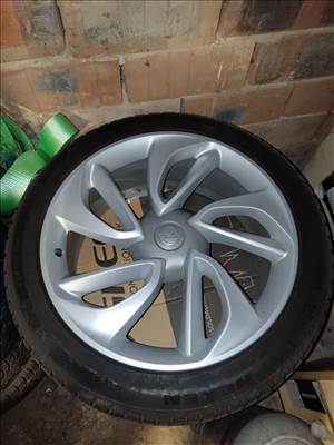  5x115 lyukosztású 19" újszerű (gyári felni) alufelni, rajta 235/45 új Nexen téli gumi gumi 