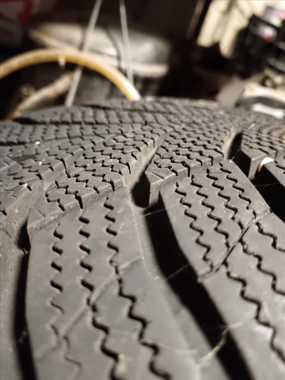  5x115 lyukosztású 19" újszerű (gyári felni) alufelni, rajta 235/45 új Nexen téli gumi gumi  3. kép