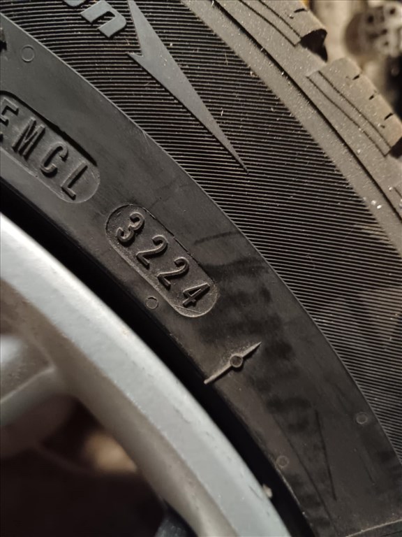  5x115 lyukosztású 19" újszerű (gyári felni) alufelni, rajta 235/45 új Nexen téli gumi gumi  4. kép