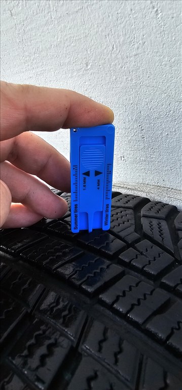  5x112 lyukosztású 17" Mercedes gyári szett  205/55 használt Hankook téli gumival 5. kép