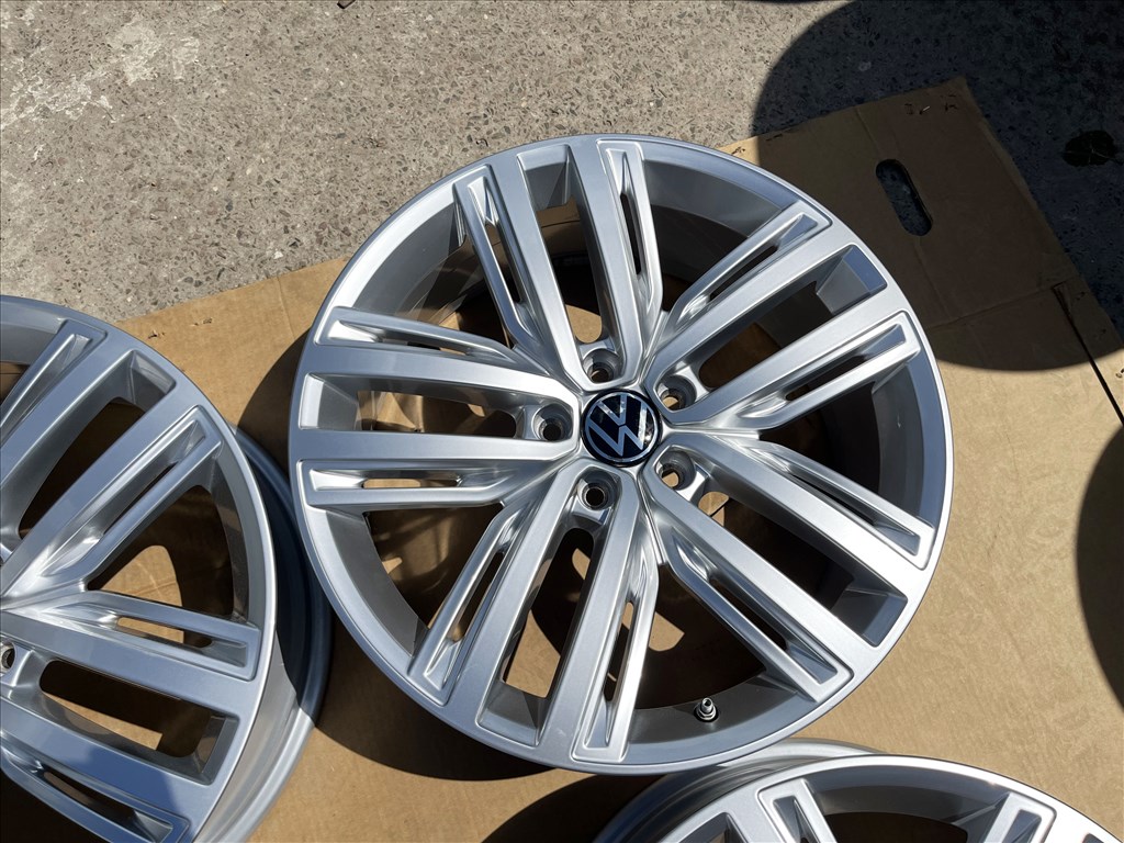 VW Tiguan 19" 5x112 gyári alufelni eladó 19 coll Golf Caddy Touran T-rock 4. kép
