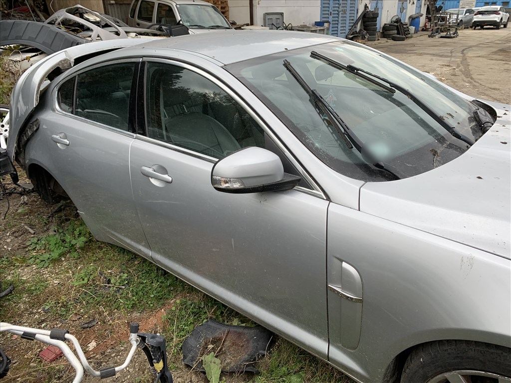 Jaguar XF X250 bontott alkatrészei 2. kép