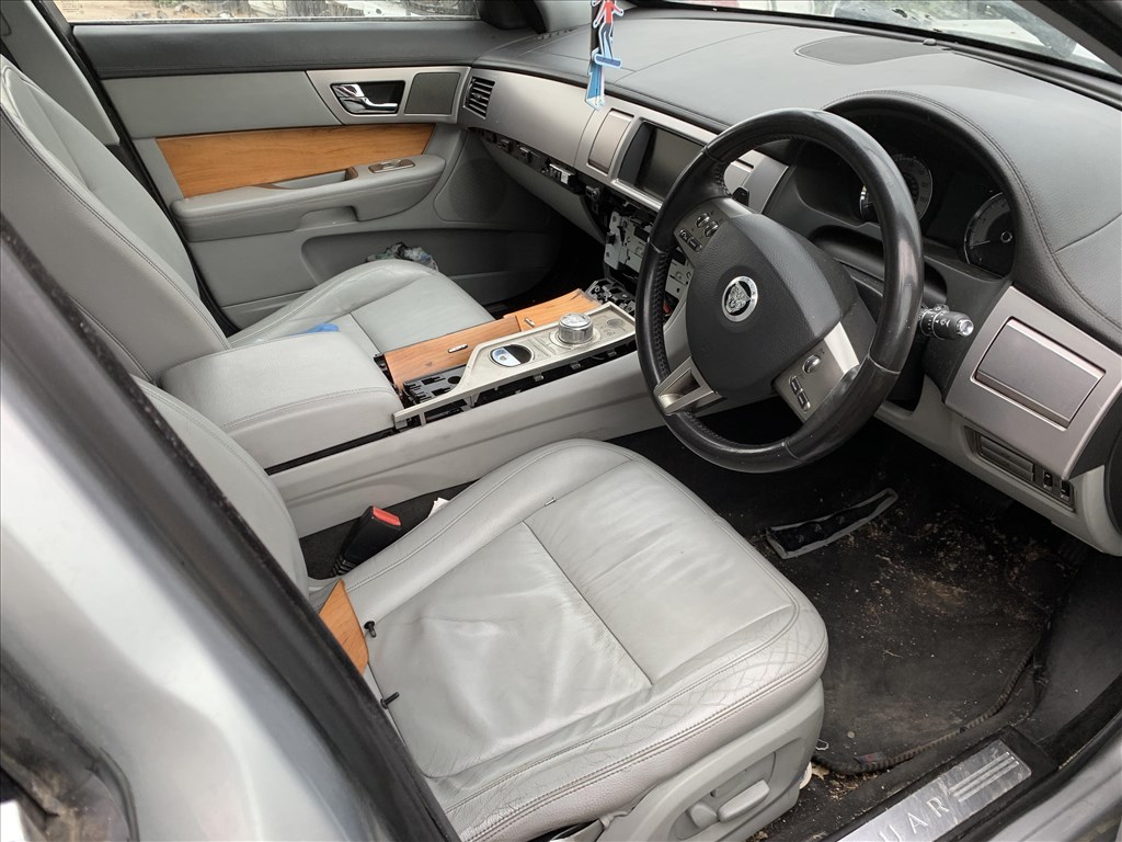 Jaguar XF X250 bontott alkatrészei 4. kép