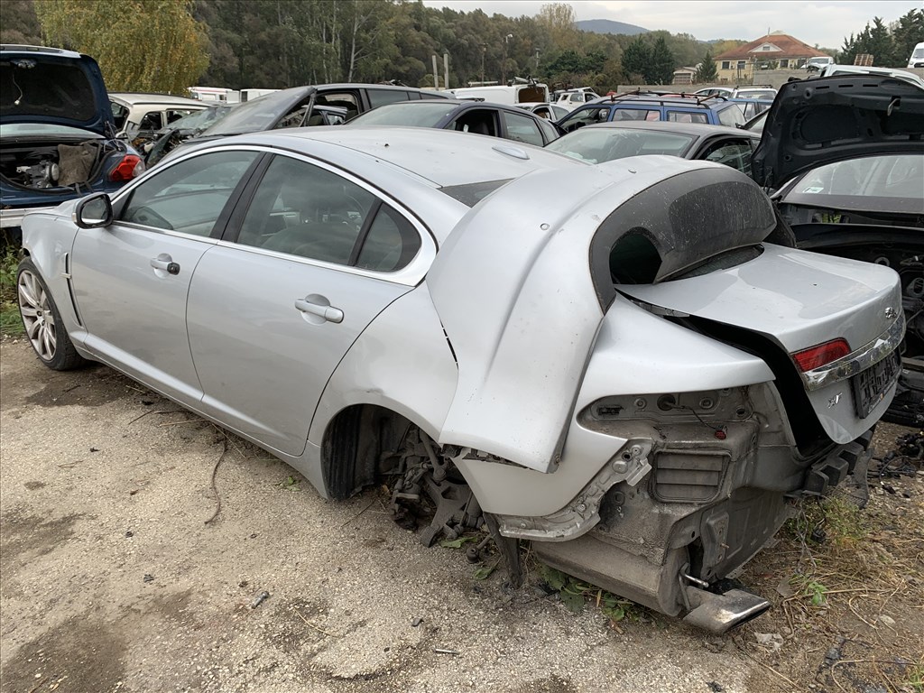 Jaguar XF X250 bontott alkatrészei 3. kép