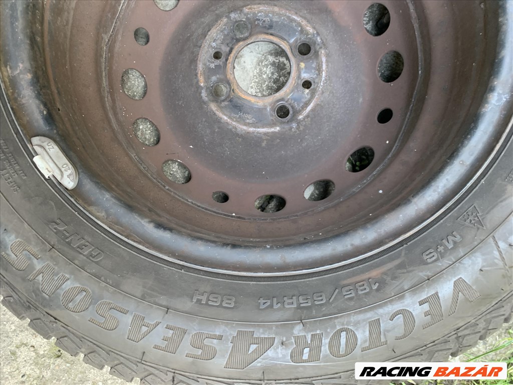  4x98 lyukosztású 14" használt lemezfelni, rajta 185/65 újszerű Goodyear négyévszakos gumi gumi  4. kép