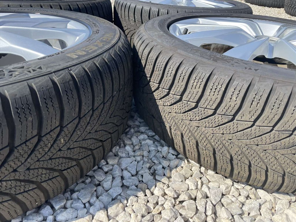  VW Golf 7 17"  alufelni, 205/50 R17 újszerű téli gumi  5. kép