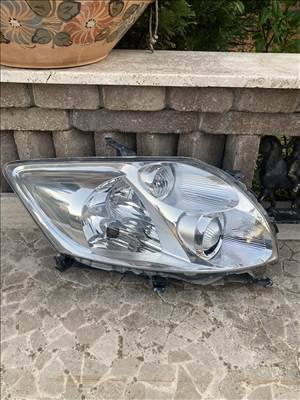 Toyota Auris jobb oldali fényszóró(81150-02470)