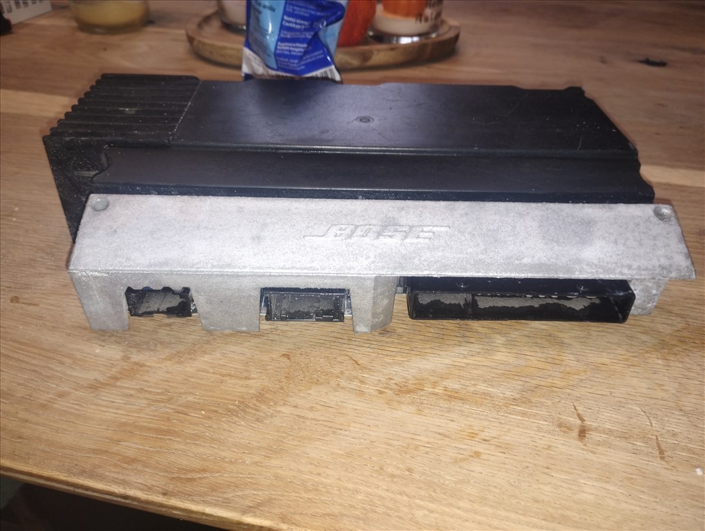 Audi A8 D3 Bose gyári erősítő  2. kép