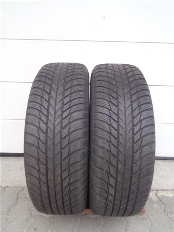 Bridgestone 215/65R17 téli gumi pár 7mm-es mintával eladó. 1. kép