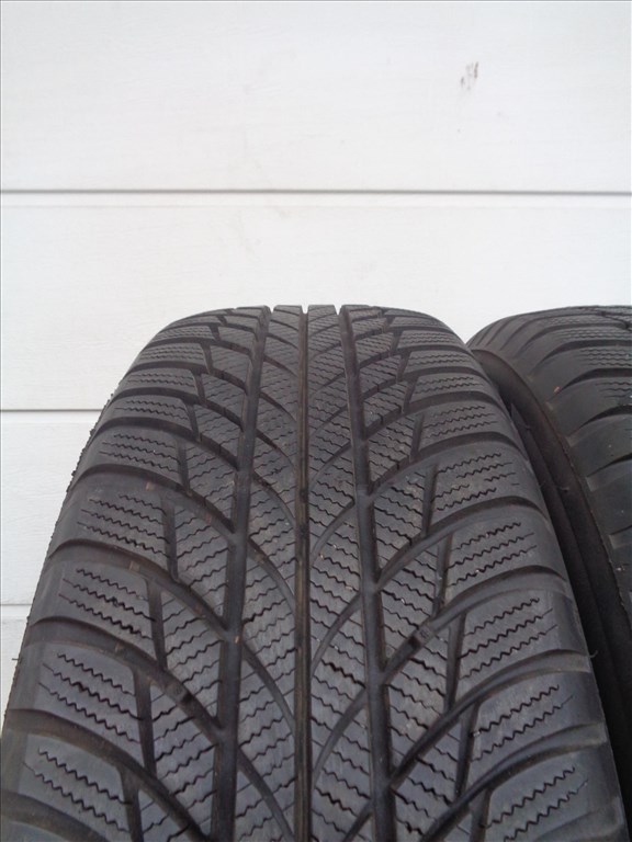 Bridgestone 215/65R17 téli gumi pár 7mm-es mintával eladó. 2. kép