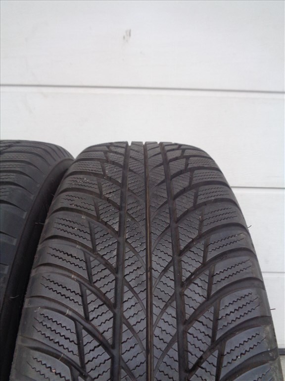Bridgestone 215/65R17 téli gumi pár 7mm-es mintával eladó. 3. kép
