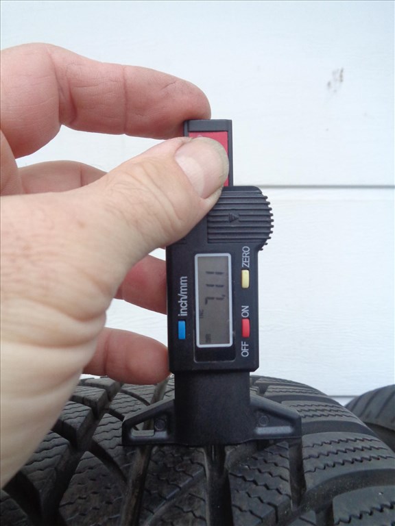 Bridgestone 215/65R17 téli gumi pár 7mm-es mintával eladó. 4. kép