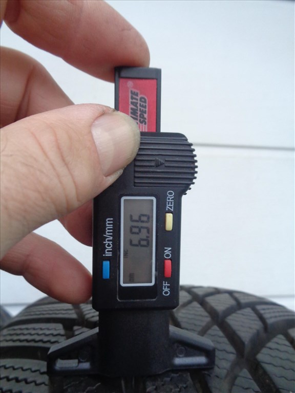 Bridgestone 215/65R17 téli gumi pár 7mm-es mintával eladó. 5. kép