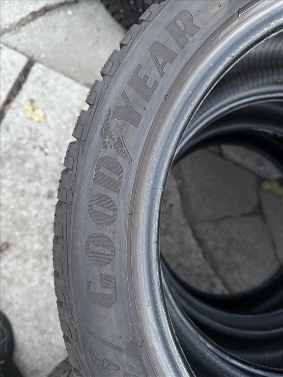  225/4518" újszerű Goodyear téli gumi  1. kép