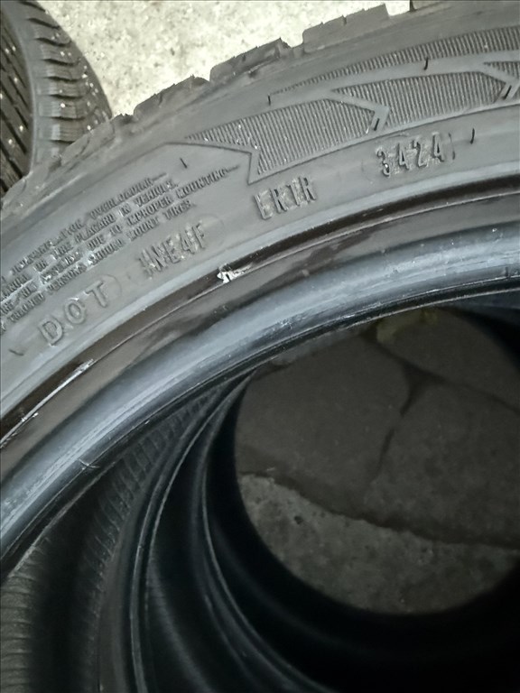  225/4518" újszerű Goodyear téli gumi  2. kép