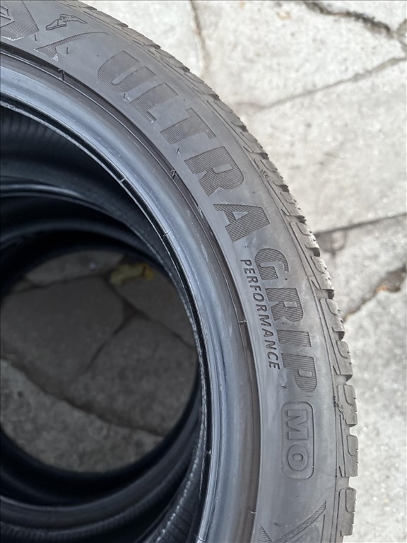  225/4518" újszerű Goodyear téli gumi  3. kép