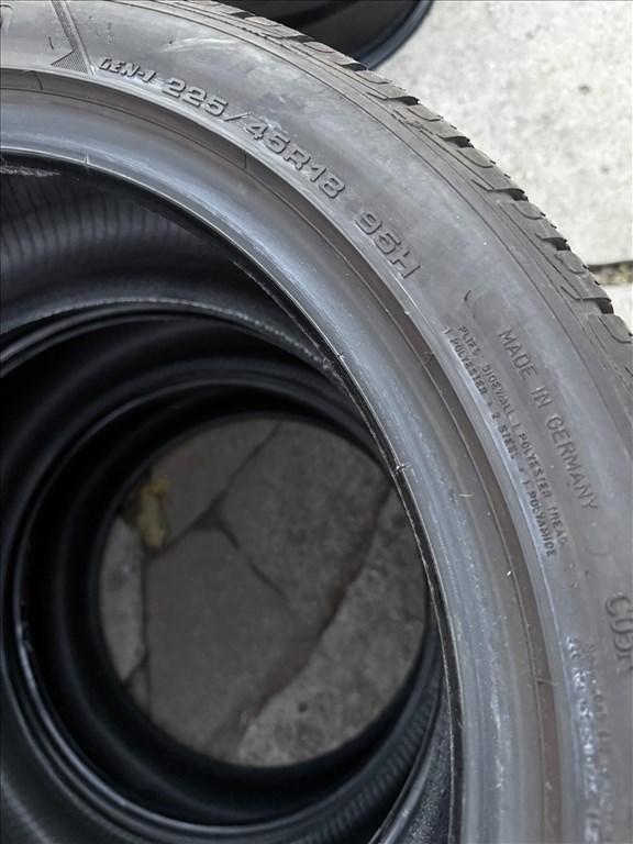  225/4518" újszerű Goodyear téli gumi  4. kép