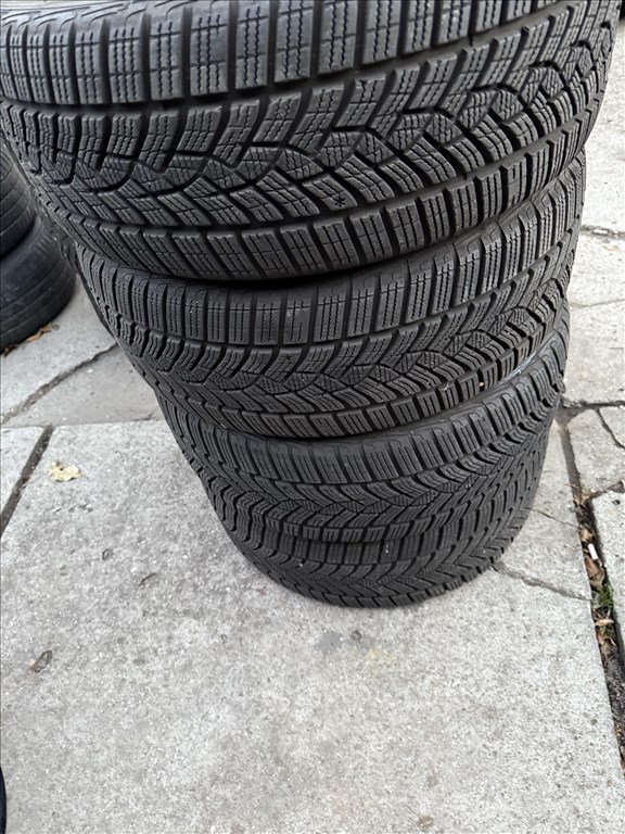  225/4518" újszerű Goodyear téli gumi  6. kép