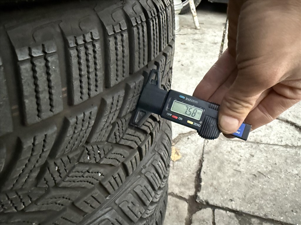  225/4518" újszerű Goodyear téli gumi  8. kép