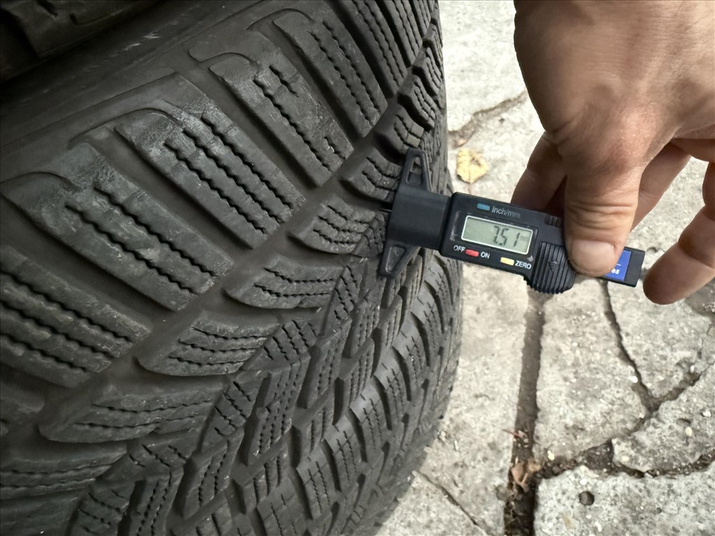  225/4518" újszerű Goodyear téli gumi  9. kép