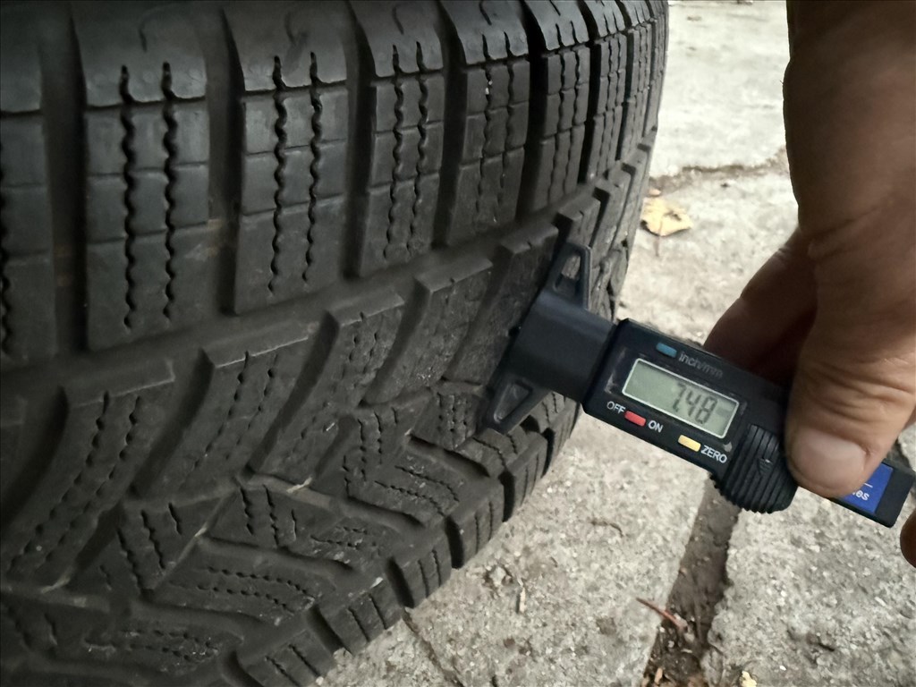  225/4518" újszerű Goodyear téli gumi  10. kép