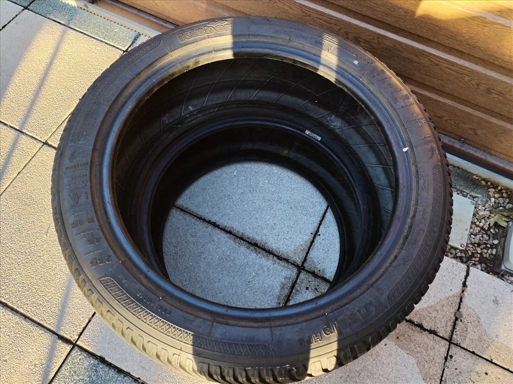  235/4518" használt Kleber téli gumi 2 db 2. kép