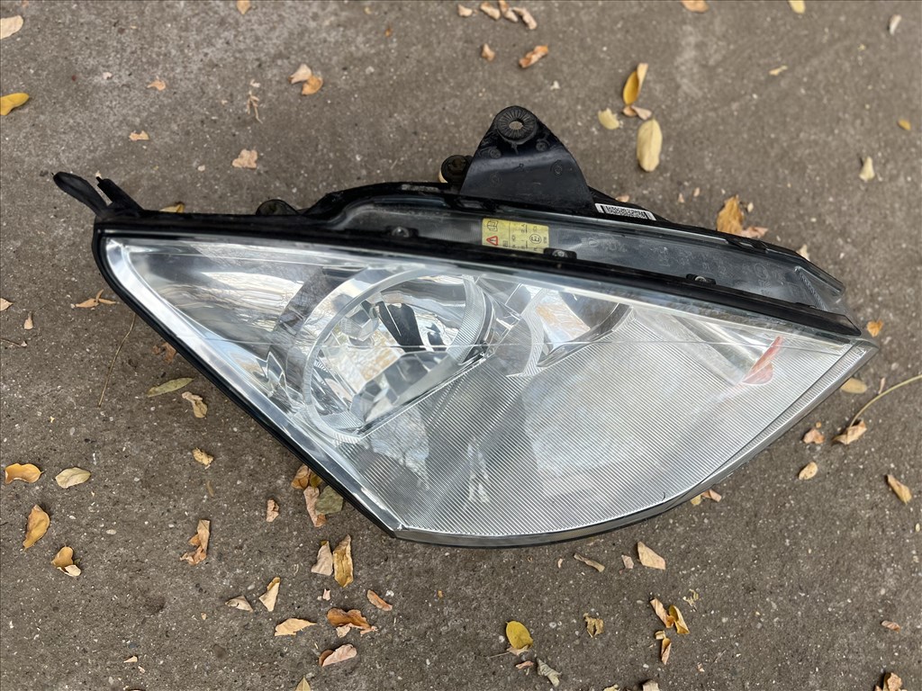 Ford Focus Mk1 Jobb első fényszóró  1. kép