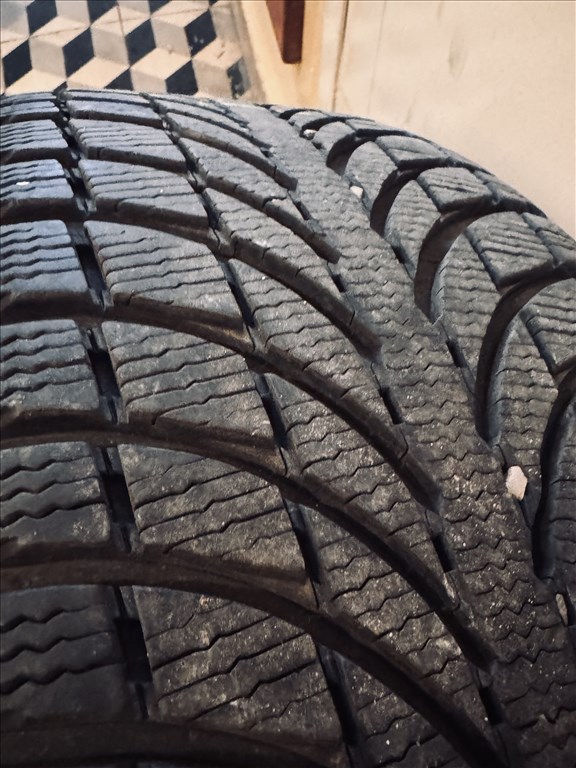  5x114.3 -as 18" Nissan (gyári felni) alufelni, rajta 235/55 újszerű Michelin téli gumi  2. kép