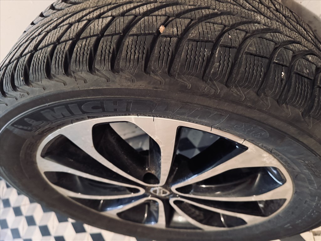  5x114.3 -as 18" Nissan (gyári felni) alufelni, rajta 235/55 újszerű Michelin téli gumi  4. kép