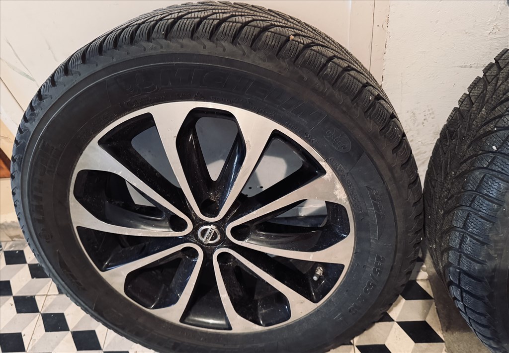  5x114.3 -as 18" Nissan (gyári felni) alufelni, rajta 235/55 újszerű Michelin téli gumi  9. kép