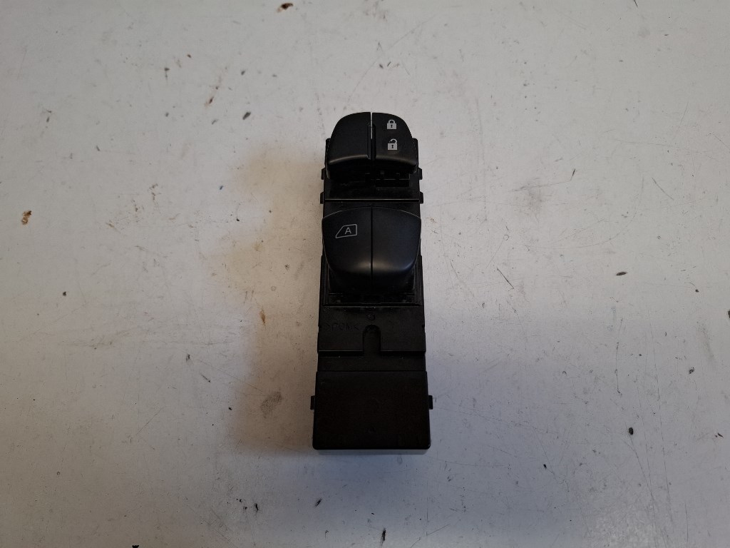 Nissan Micra (K14) bal elsõ ablakemelõ kapcsoló 1. kép