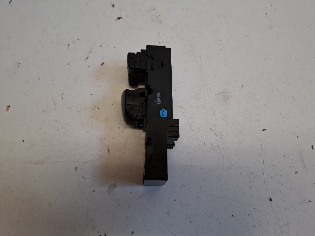 Nissan Micra (K14) bal elsõ ablakemelõ kapcsoló 2. kép