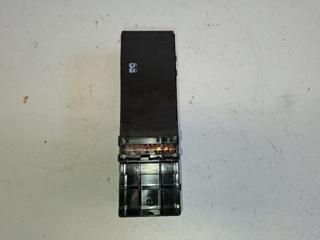 Nissan Micra (K14) bal elsõ ablakemelõ kapcsoló 3. kép