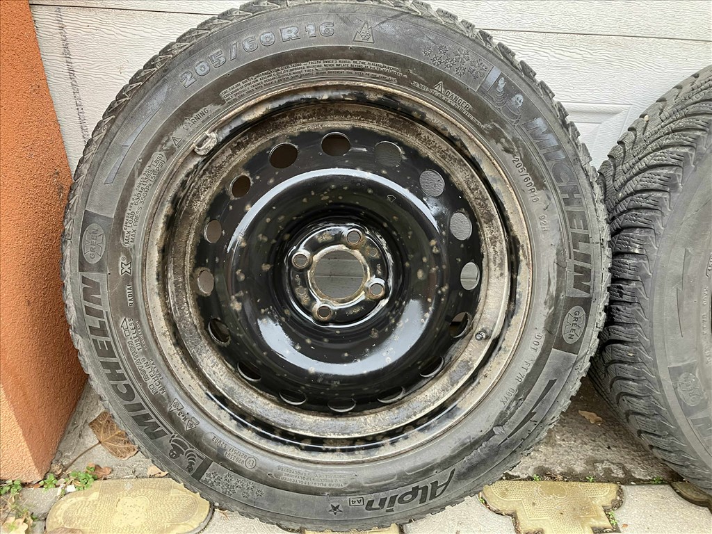  4x100 lyukosztású 16" használt lemezfelni, rajta 205/60 használt Michelin téli gumi gumi  1. kép