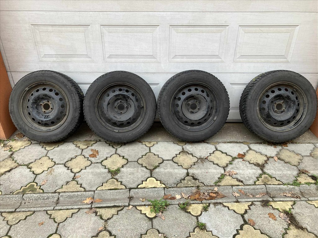  4x100 lyukosztású 16" használt lemezfelni, rajta 205/60 használt Michelin téli gumi gumi  2. kép