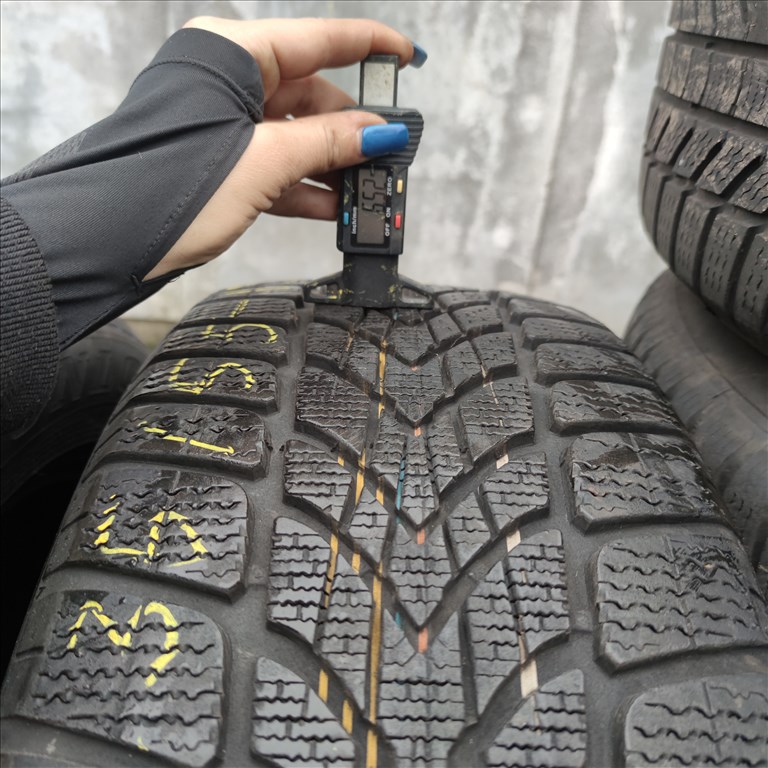  235/55 R19 Dunlop téli gumi 90000ft a 4db/39/ 4. kép