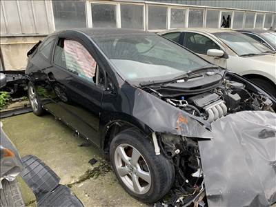 Honda Civic VIII bontott alkatrészei