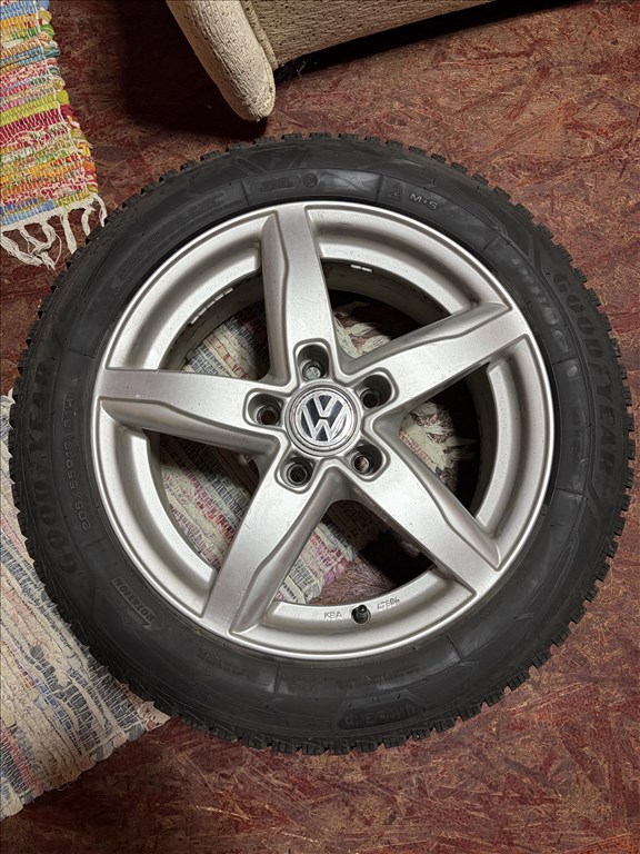  5x112 lyukosztású 16" használt alufelni, rajta 205/55 újszerű Goodyear téli gumi  1. kép