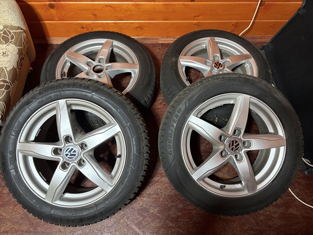  5x112 lyukosztású 16" használt alufelni, rajta 205/55 újszerű Goodyear téli gumi  2. kép
