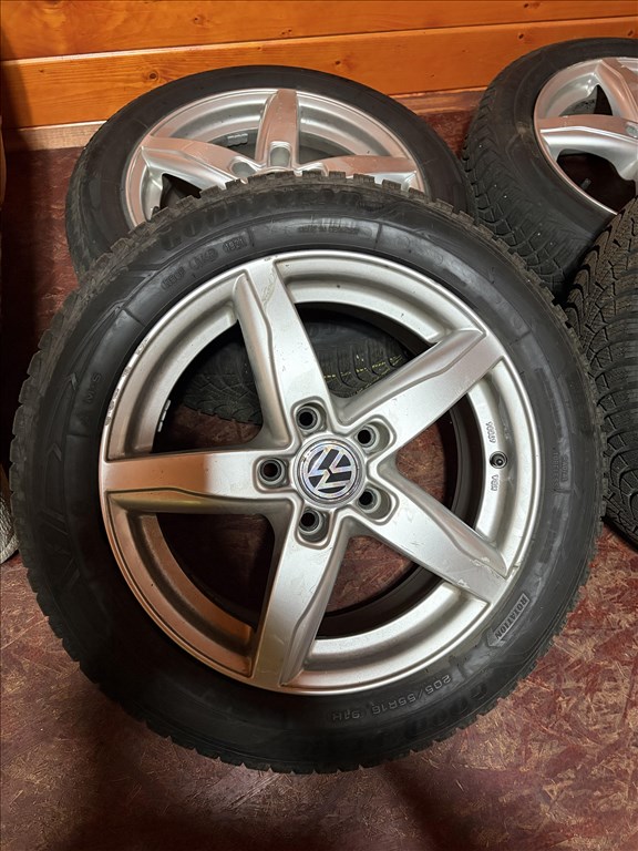  5x112 lyukosztású 16" használt alufelni, rajta 205/55 újszerű Goodyear téli gumi  4. kép