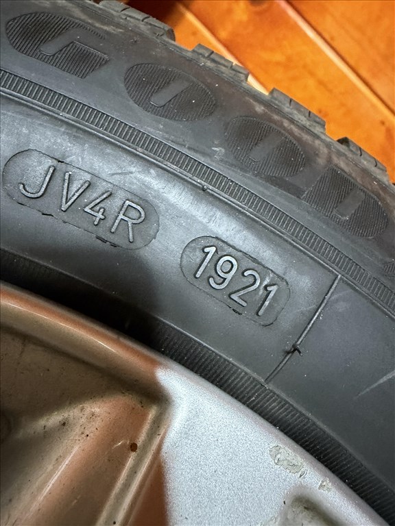  5x112 lyukosztású 16" használt alufelni, rajta 205/55 újszerű Goodyear téli gumi  3. kép