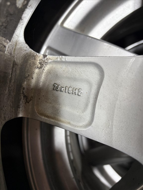  5x112 lyukosztású 16" használt alufelni, rajta 205/55 újszerű Goodyear téli gumi  5. kép