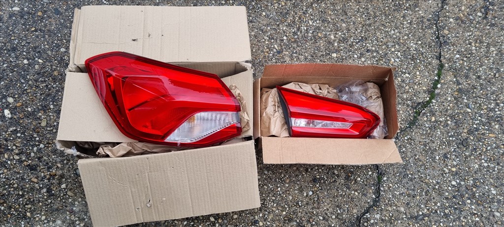 Ford Focus Mk4 2018- Bal hátsó külső és belső lámpa ( 5ajtós ) 1. kép